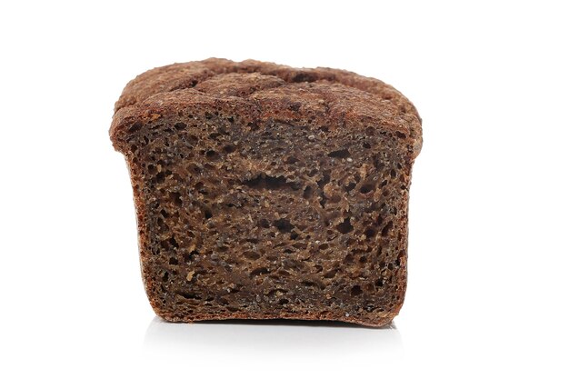 Черный хлеб на белой поверхности