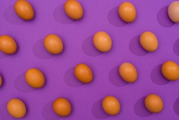 紫色のテーブルに散在している茶色の鶏の卵