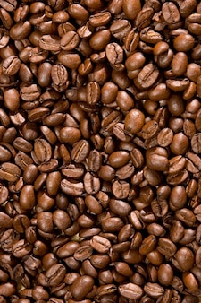 Коричневый кофе в зернах для фона и текстуры