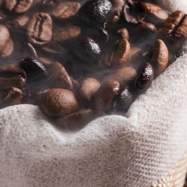茶色のコーヒー豆の袋