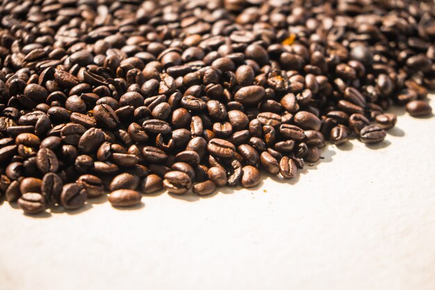 Коричневый кофе в зернах и семена