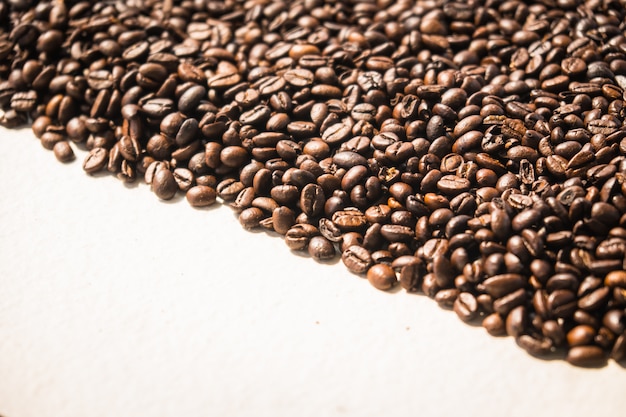 Коричневый кофе в зернах и семена