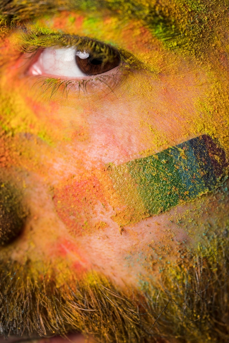 मुफ़्त फोटो brown eye of young homosexual man with bright colorful paint