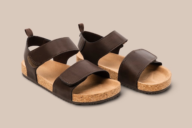 茶色のビーチサンダル夏の靴のファッション