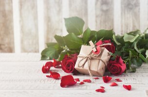 Brown gift supported on roses