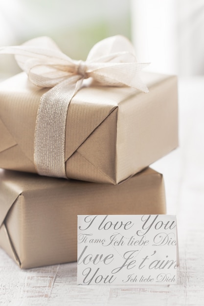 Бесплатное фото Браун подарки с белым галстуком и записку