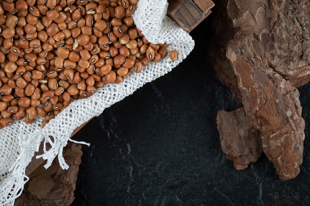 Fagioli nani marroni isolati sul nero.