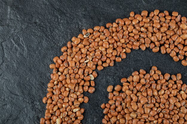 Free photo brown kidney beans isolated on a dark