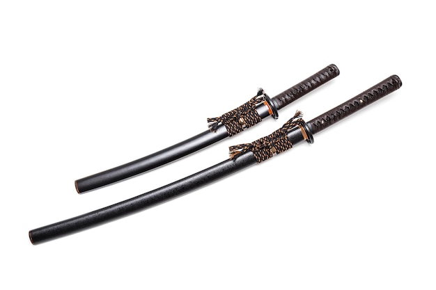 Коричневый кожаный шнур на ручке японский меч и черные ножны со стальным фитингом.