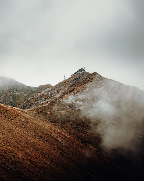 昼間の白い雲の下の茶色の山