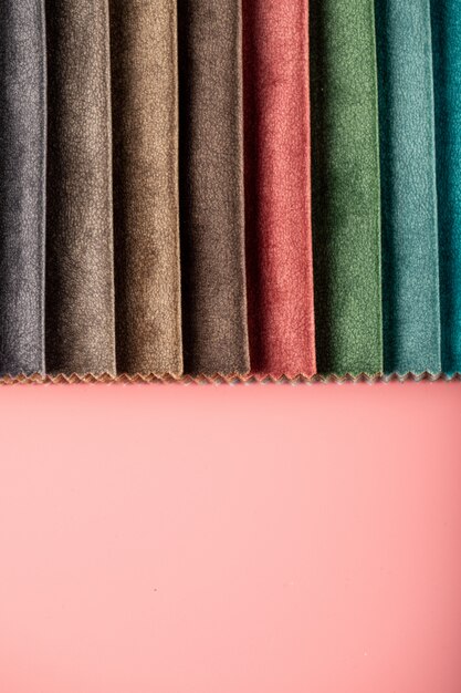 Коричневый и оранжевый цвета пошив кожаных салфеток в каталоге на розовой стене