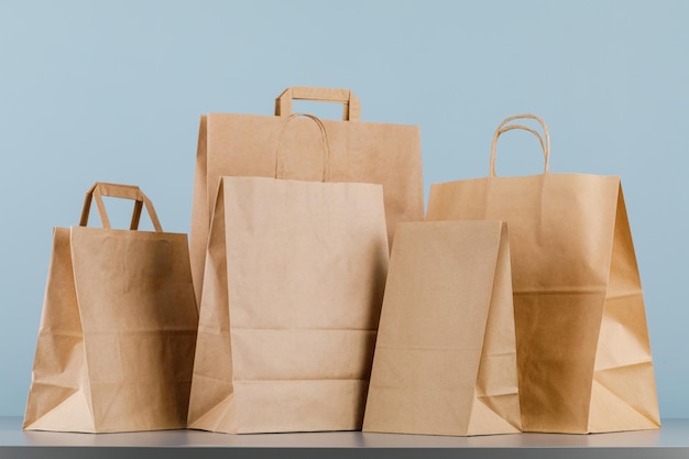 손잡이가 있는 갈색 종이 가방, 로고나 디자인을 위한 공간이 있는 빈 쇼핑백, 음식 배달 개념.