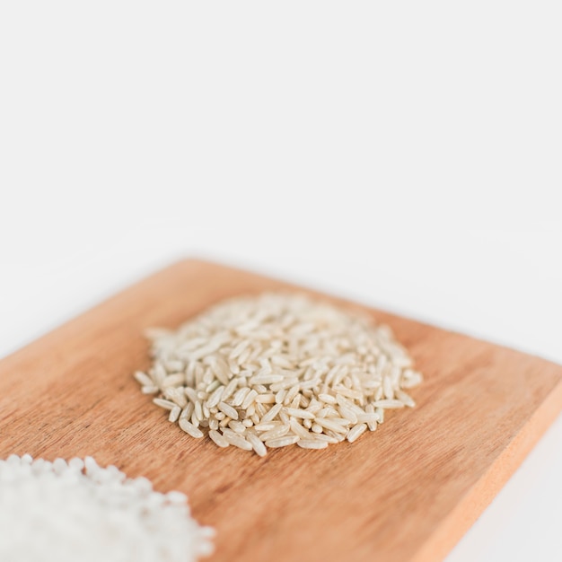 Free photo brown rice on wooden tray