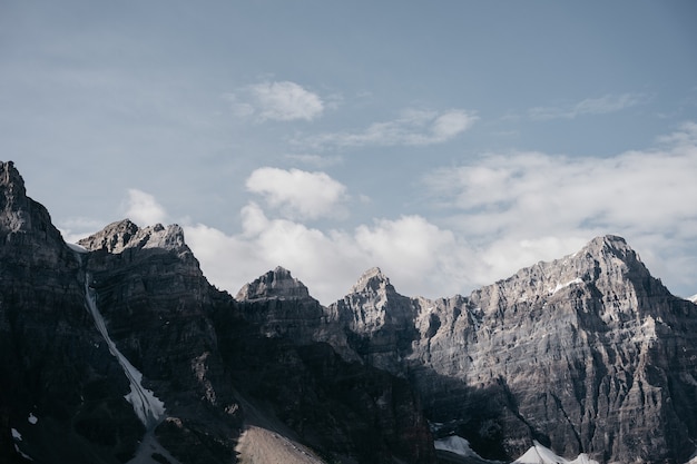 Foto gratuita montagna rocciosa marrone sotto le nuvole bianche durante il giorno