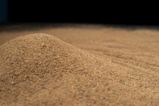 黒い壁に茶色の砂の表面