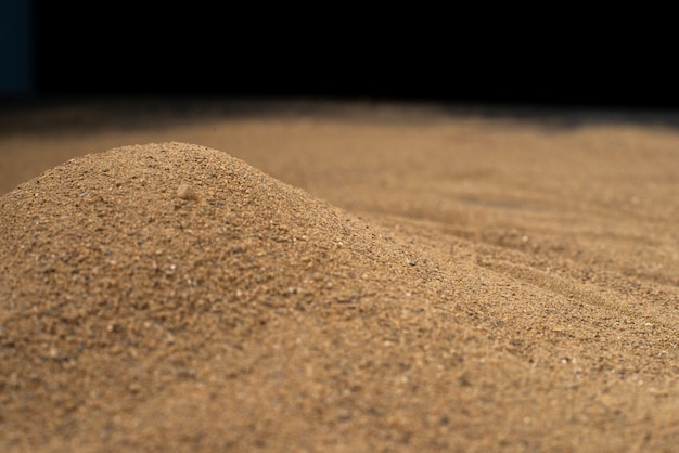 검은 벽에 갈색 모래 표면