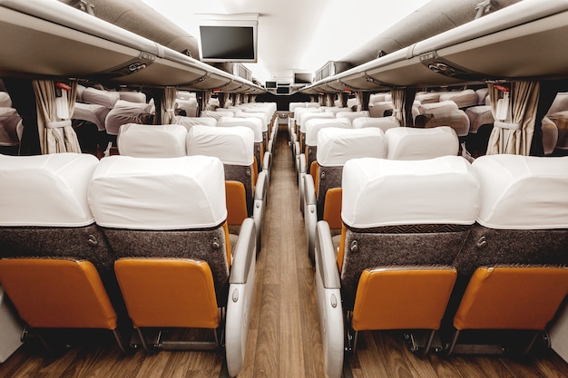 現代の飛行機のインテリアの茶色の座席