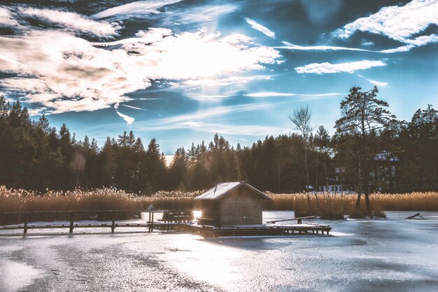 얼어 붙은 호수 한가운데에 갈색 판 잣 집