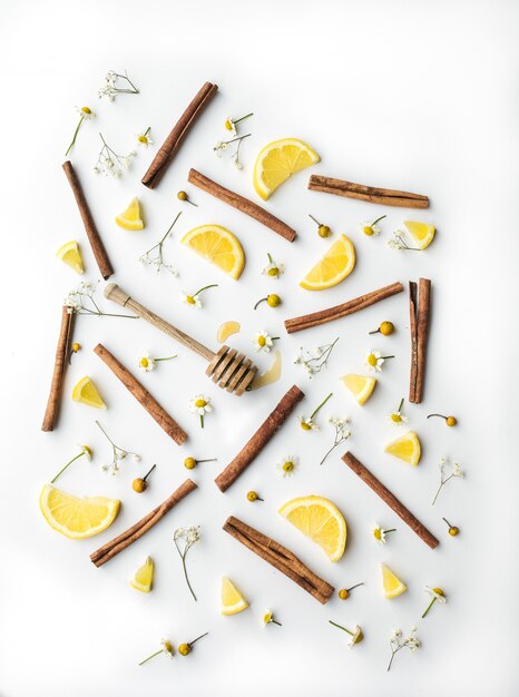 Brown sticks and slices of lemons