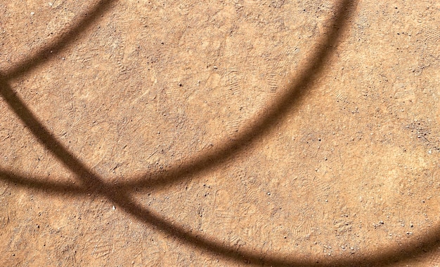 光の輪と「光」の文字が描かれた茶色の石の床。