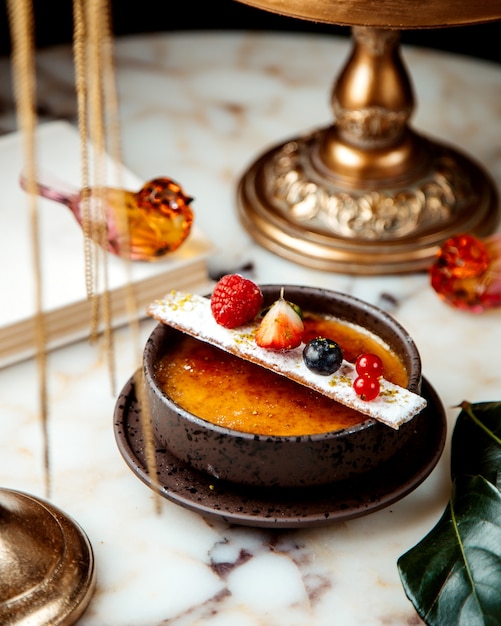 Tiramisù marrone con frutti di bosco sul tavolo