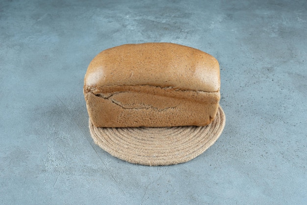 Коричневый тостовый хлеб на мраморной поверхности.