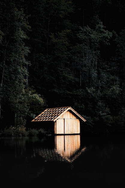 湖の近くの茶色の木造小屋