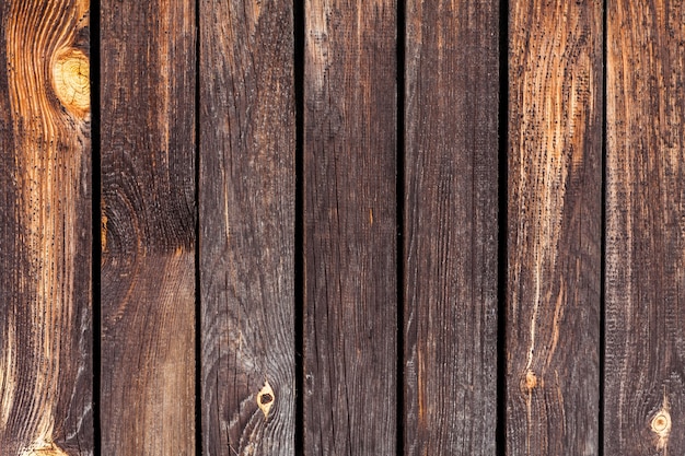 Коричневые деревянные столы из досок
