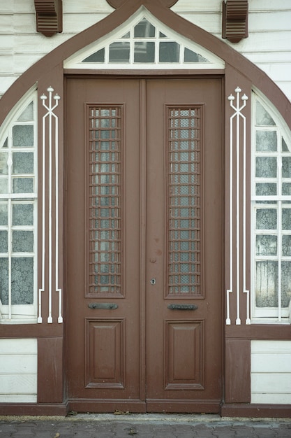 Free photo brown wooden door