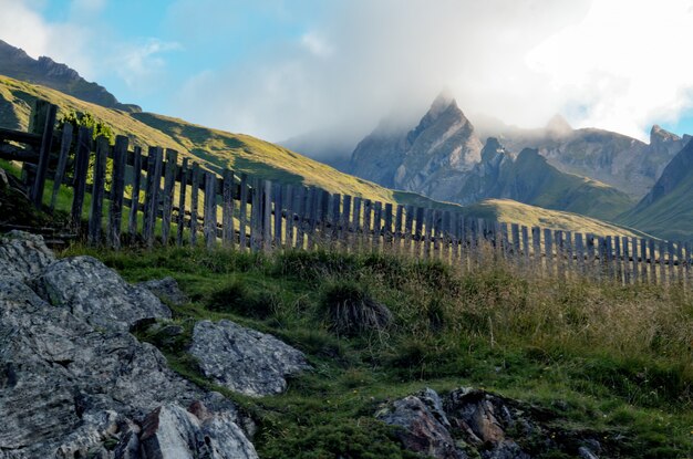 Foto gratuita recinto di legno marrone accanto alla montagna