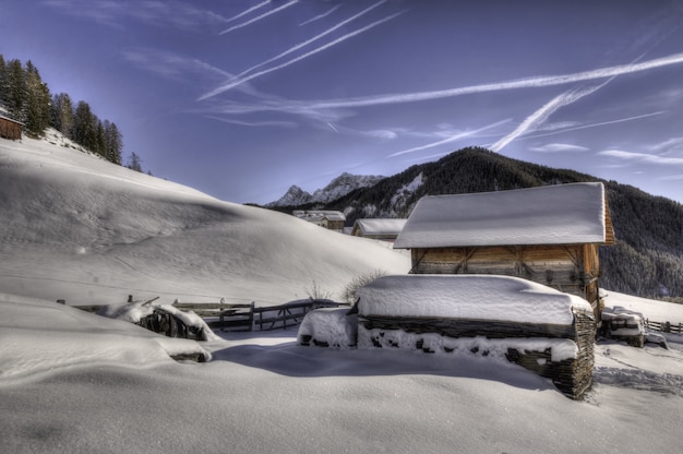 Коричневый деревянный дом покрытый снегом