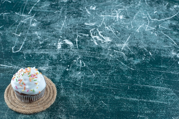 青い​背景​に​、​トリ​ベット​の​クリーム​と​ブラウニーケーキ​。​高​品質​の​写真