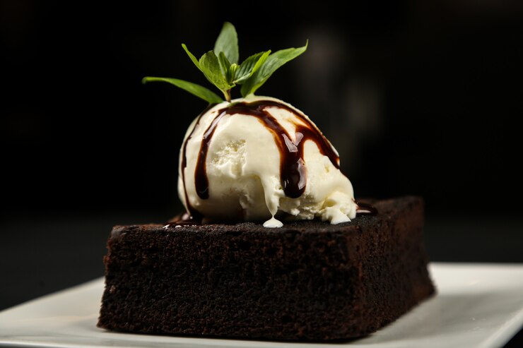 Free Photo brownie chocolate ice- cream mint sugar powder side view