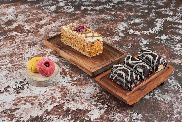 ブラウニーと木片にケーキのスライス。