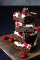 Free photo brownies tower with cottage cheesecake and raspberries