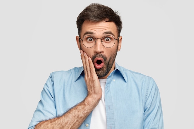 Brunet man wearing round eyeglasses and blue shirt