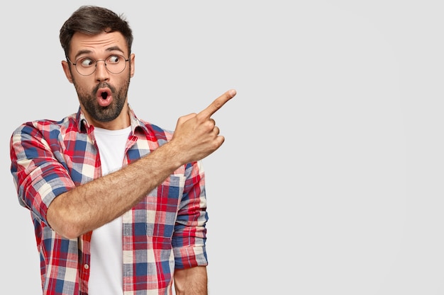 Brunet man wearing round eyeglasses and colorful shirt