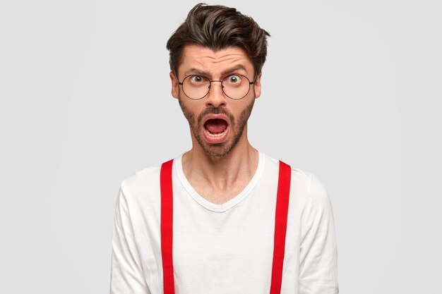 Brunet man wearing round glasses and white shirt