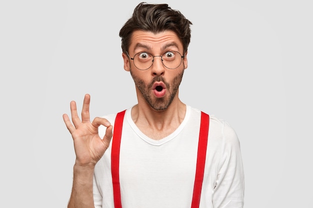 Brunet man wearing round glasses and white shirt