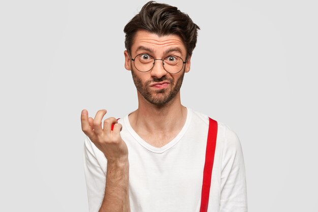 Brunet man wearing round glasses and white shirt