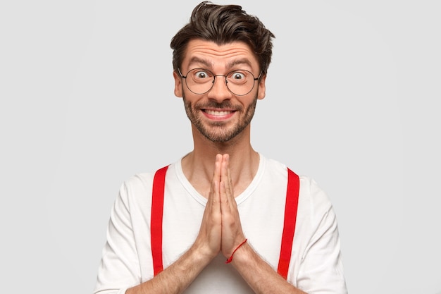 Brunet man wearing round glasses and white shirt