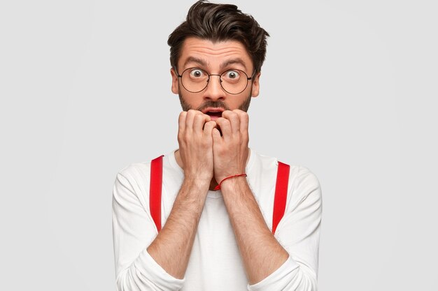 Brunet man wearing round glasses and white shirt