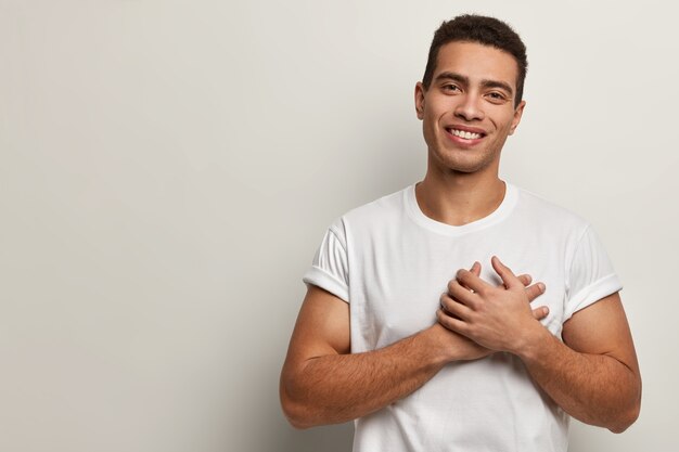 Brunet man wearing white T-shirt