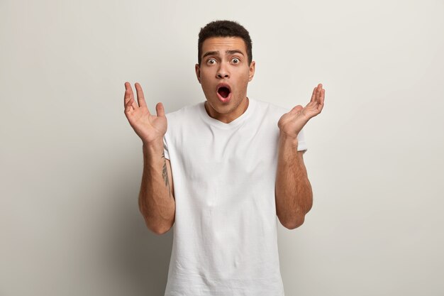 Brunet man wearing white T-shirt