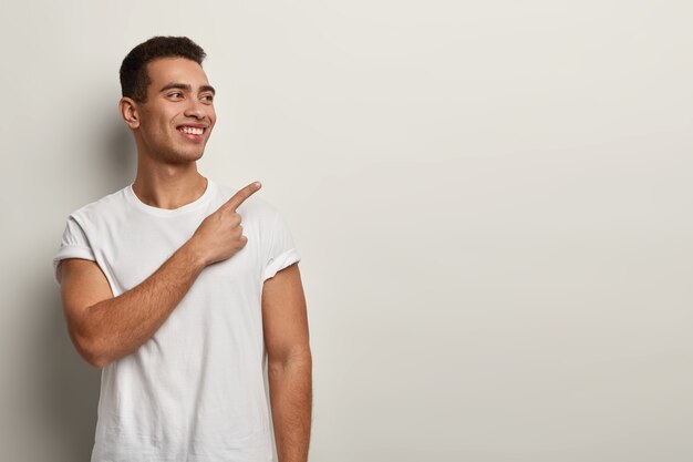 Brunet man wearing white T-shirt