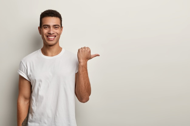 Brunet man wearing white T-shirt