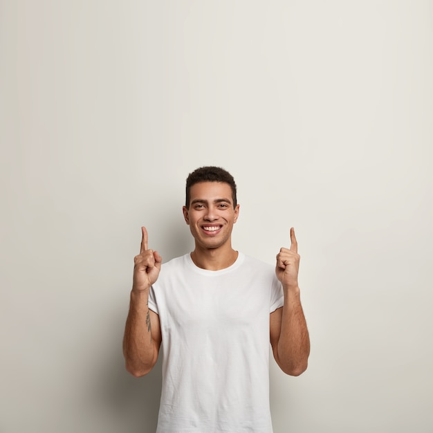 Brunet man wearing white T-shirt