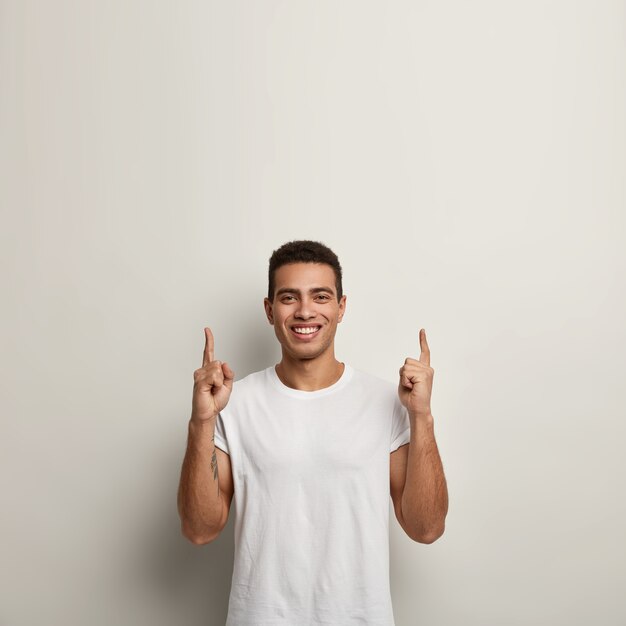 白いTシャツを着ているブルネットの男