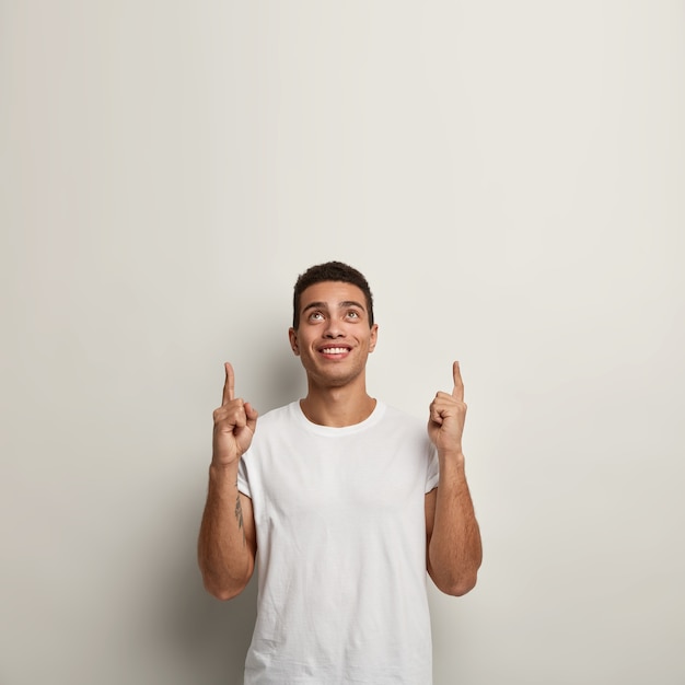 Brunet man wearing white T-shirt