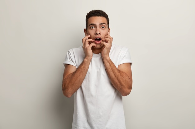 Brunet man wearing white T-shirt